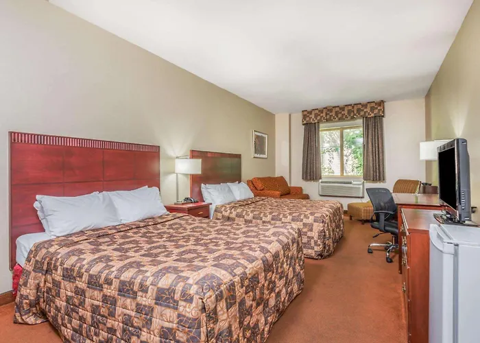 Cheap hotel: Howard Johnson By Wyndham Toronto Downtown West